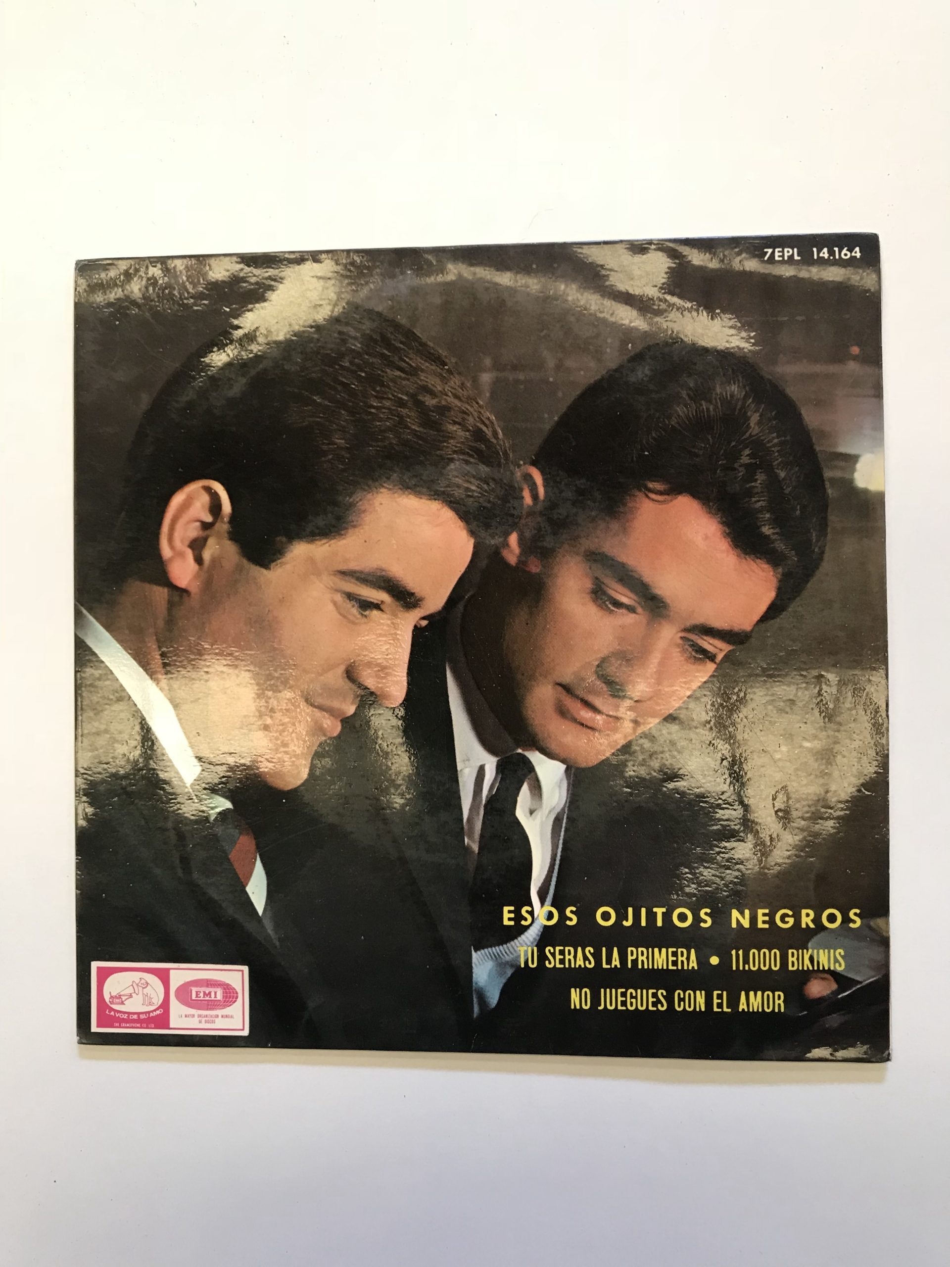 DUO DINAMICO "ESOS OJITOS NEGROS"