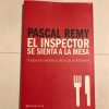 EL INSPECTOR SE SIENTA A LA MESA