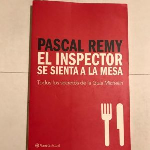EL INSPECTOR SE SIENTA A LA MESA